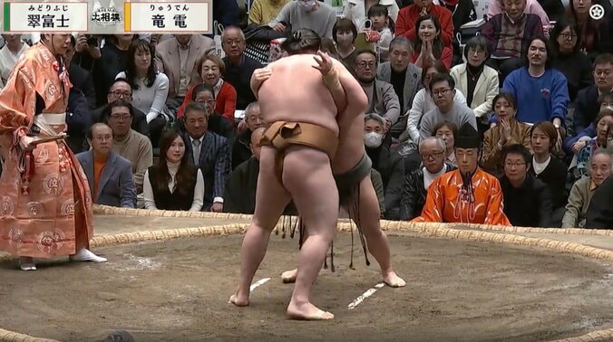 取り組み中、竜電の背後に入ると見えないほどの体格差