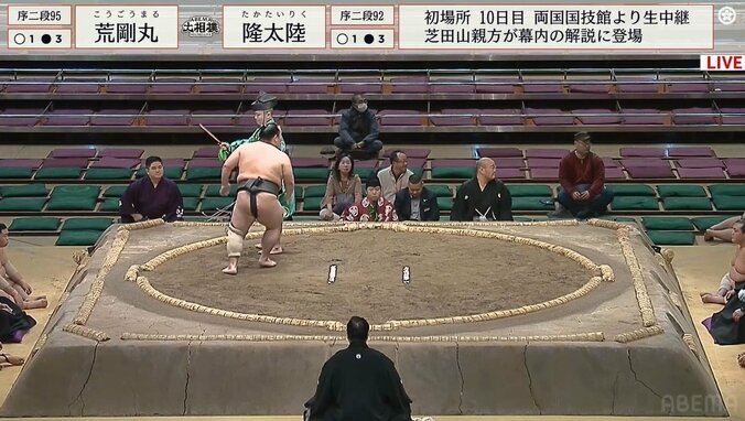 対戦相手が心配になり“クルっ”と振り返ったまんまる力士