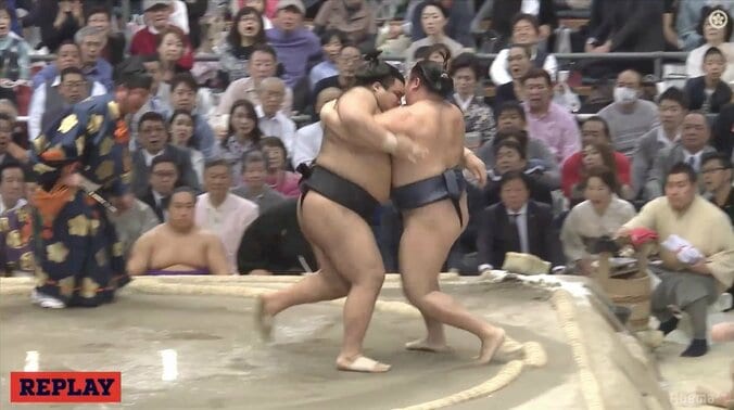 高安が意地見せる　取り直しの一番で優勝の横綱・鶴竜を圧倒　2場所連続の12勝 1枚目