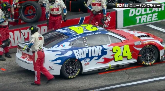何があった？ レース中、カメラが捉えたまさかのハプニングに「刺さったまま」「これは取らないと…」放送席も騒然 4枚目