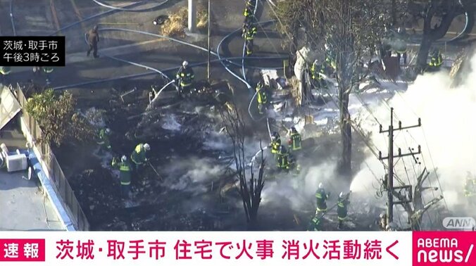 【写真・画像】JR常磐線・取手駅近くの住宅で火事 消火活動続く 茨城　1枚目