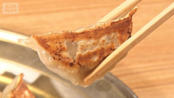「餃子のかっちゃん」膝つき接客とスピード提供　人気の秘密は【詳細版】 1枚目