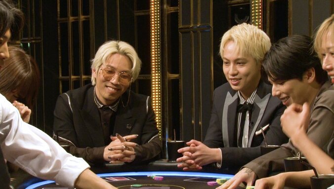 【映像】最強ポーカー美女、“ギャップ全開”可愛すぎる笑顔