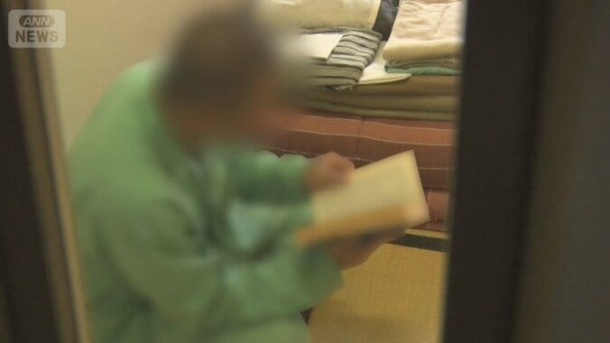 聖書を読む外国人受刑者C