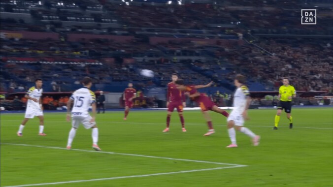 「相手はお手上げだ」鈴木彩艶の“神セーブ”が脚光！「ずば抜けた反応速度」「しっかり枠外に弾いた」ディバラの強烈ヘッド弾を弾いた瞬間 5枚目