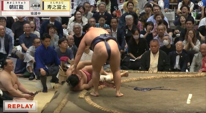 「髷ですかね?」「あ、ここだ!」物言いで中継混乱も実は…「なるほど」「よく残した」カメラが捉えた“土俵際の大熱戦” 2枚目