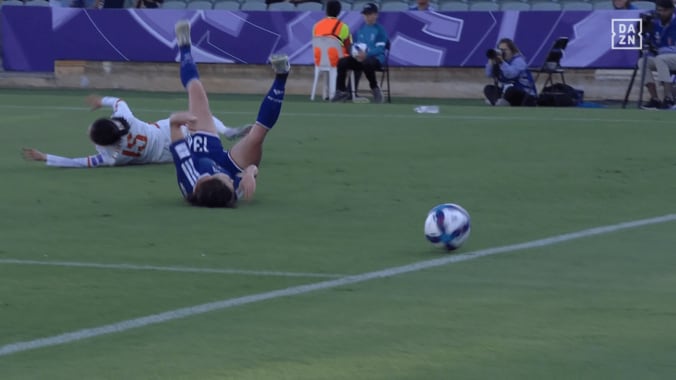 頭部を強打…なでしこ北川ひかるが“危険タックル”被害「心配…」「大したことありませんように」脳震盪疑いの交代にファン悲痛【女子アジアカップ】 4枚目