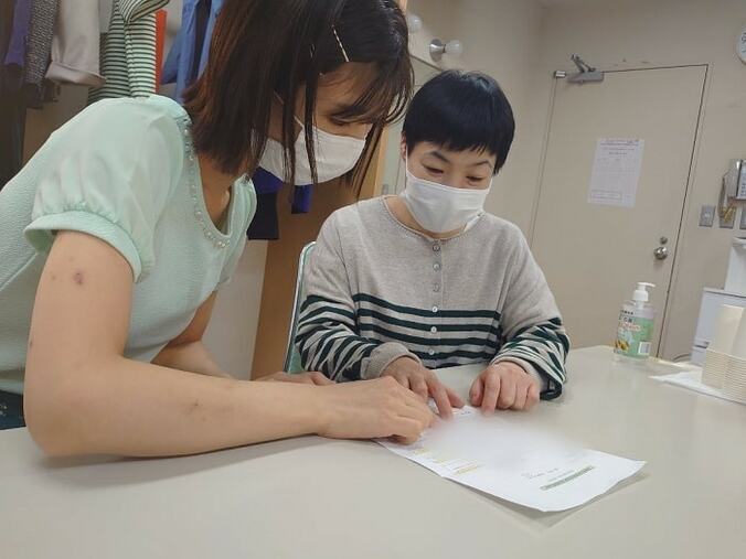  山田花子、見てもらった次男の成績表「英語で書いてるの」  1枚目