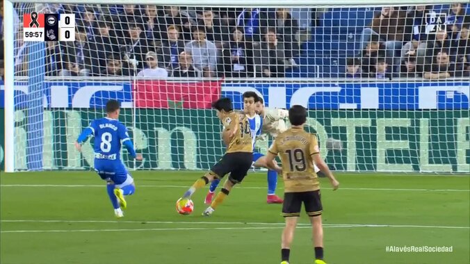 久保建英“地獄のような試合”で唯一の決定機「さすが久保」「今日イチの見せ場」こぼれ球に音速反応→ニア強襲の一撃 5枚目