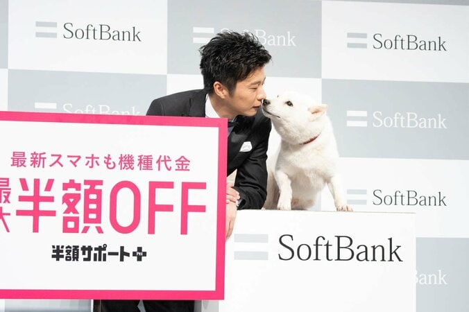 田中圭＆“お父さん”の可愛らしいキスに、報道陣ほっこり 4枚目