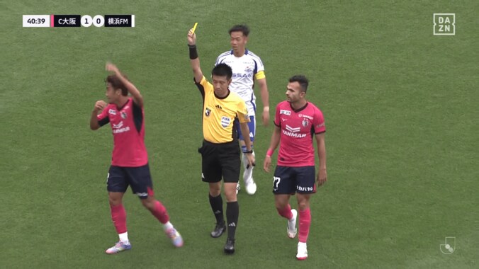 「珍しくキレてる」元日本代表10番が激昂！「ピッチレベルだとよっぽど酷い判定だったのか」「しつこいと退場に…」香川真司が警告でも主審に猛抗議→敵味方がなだめる事態に 2枚目