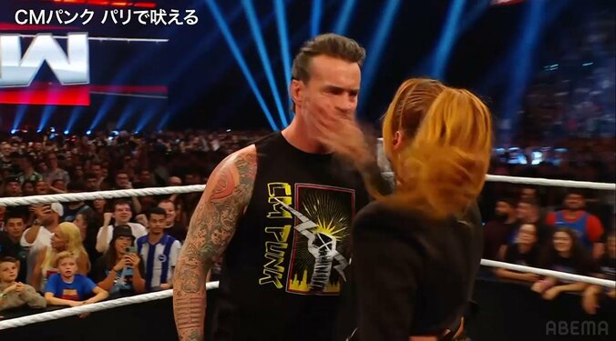 パンクに往復ビンタを叩き込むベッキー・リンチ