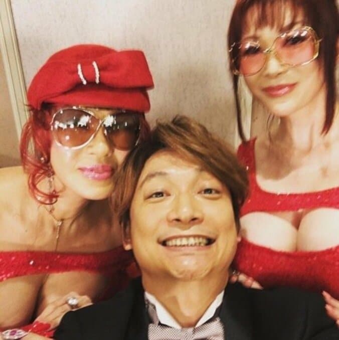 香取慎吾、叶姉妹との3ショットで“インスタ映え”　「おっぱいに挟まれてる」と反響 1枚目