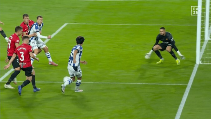 「PKないんかい！」久保建英、まさかの転倒→即復活に騒然「すごいな」「ナイスガッツ」２連続突破で決定機演出の一部始終 5枚目