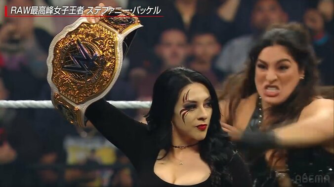 ステファニーの背後から