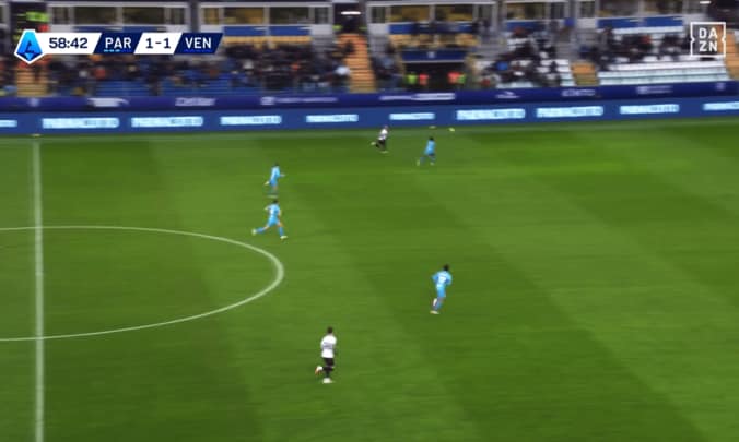 鈴木彩艶のパントキックから抜け出したミハイラ