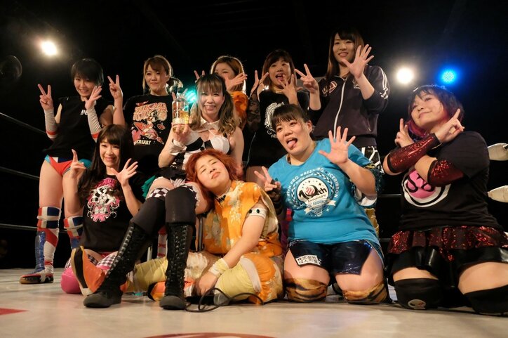 台風で引退延期の女子レスラー、リング上でテキーラ片手に笑顔で迎えた“プロレスの余生”