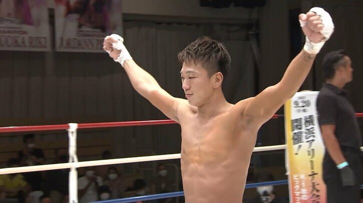 ゴングと同時、あわやリングアウトの衝撃KO！ 悶絶ボディで響いたうめき声…駆け寄ったドクター「もう無理です」