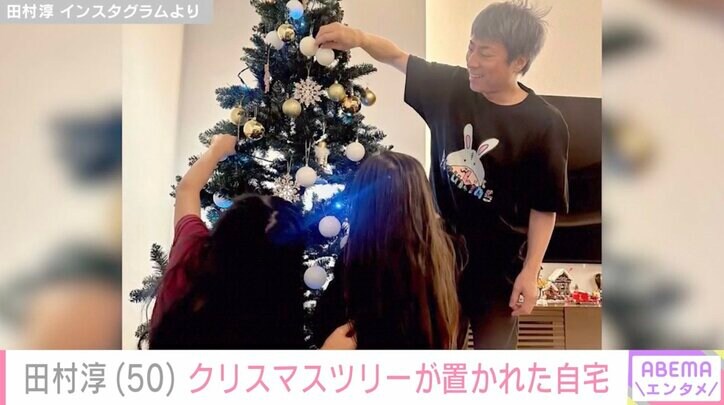 【写真・画像】田村淳、巨大なクリスマスツリーが置かれた自宅公開 娘たちと飾り付けしている姿に「いいパパしてますね！」など反響　1枚目