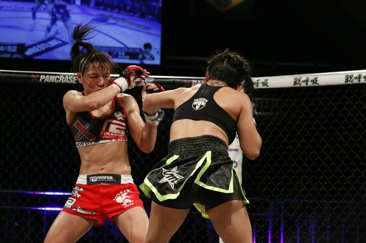 朱里、プロレス&格闘技の王座戴冠の快挙「UFCに参戦したい」 石渡は白熱の攻防を制し、強さを証明