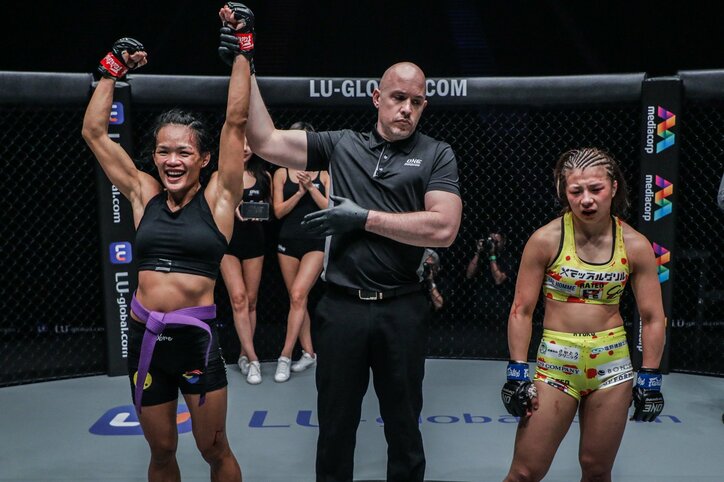 美女格闘家、パンチを浴び続け病院に直行…実況「何発のジャブを浴び続けたのか！？」