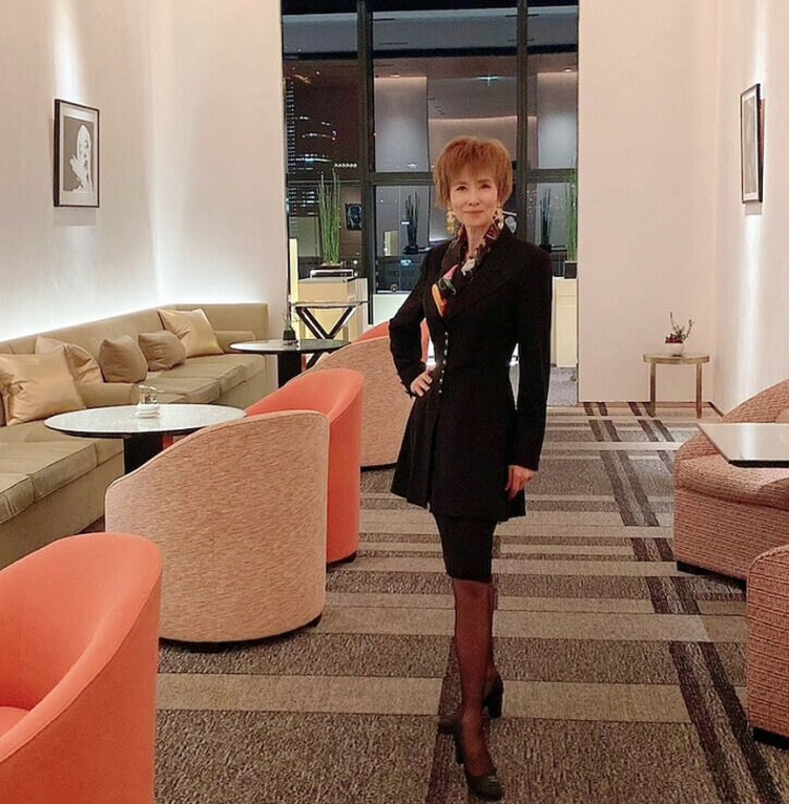 小柳ルミ子、28年前のシャネルのスーツ姿を公開「かっこいい」「ほんと素敵」の声