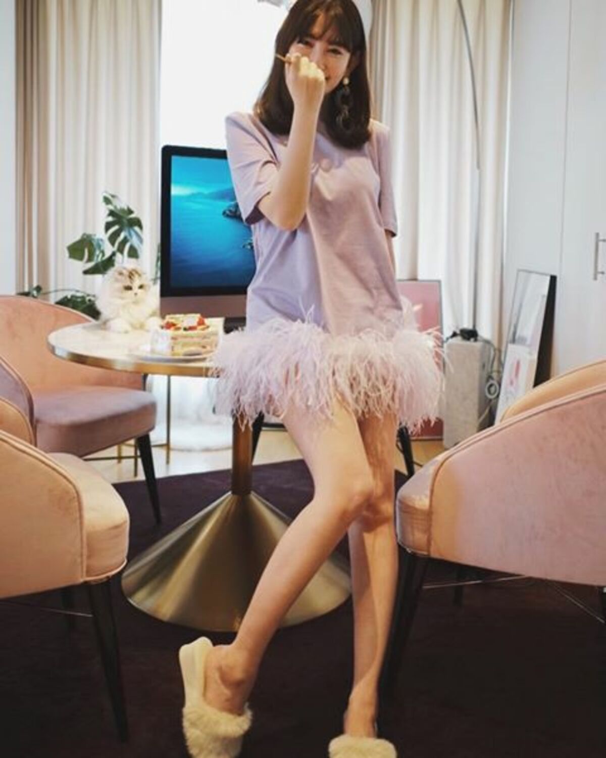 小嶋陽菜　ワンピース　未使用 小嶋陽菜の私服 ツートンが印象的なベージュニットとラメ入り