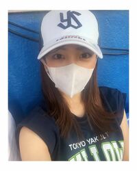 「ともちんは勝利の女神」「赤ちゃんの顔も大優勝すぎ」板野友美、ヤクルトのリーグ制覇を娘と2ショットで祝福！