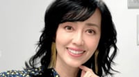 早見優(58)自宅天井まで届く“家族の思い出が詰まった”巨大クリスマスツリー