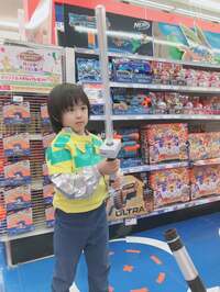 アレクサンダー『オモチャ買いまくる』