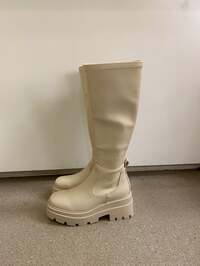 小柳ルミ子『109で購入したブーツ』