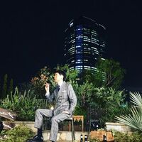 アンガ田中、ダンディなバースデーショットを公開し「カッコいい」「葉巻似合ってる」と称賛の声