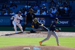 球場騒然！大谷翔平が「ヤバすぎる」まさかの“変態打ち”→“神バットコントロール”で爆速三塁打「ピッチャー可哀想」「イチローかよw」