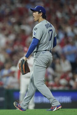 どうした…！？ 大谷翔平、投球後に“まさかの光景”「痺れる」「ヒリヒリするな」奪三振直後に感情爆発… ファン騒然「勝ち確定演出」