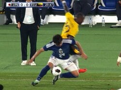 「漫画ですやん」「体幹すご」佐野海舟、“一回転の爆速回収”に衝撃！不利な体勢から一変「立ち上がりが速すぎる」【日本代表】
