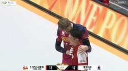 男子バレーで選手が線審に“絡む”珍光景「あれ入ってるよな？」ジャッジを巡る“やりとり”にファンもほっこり「イン判定になりそう笑」
