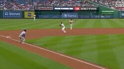 一体、何が起きた！？ 爆速男の“謎の動き”にイライラ「行かないんかい！」相手野手が混乱… カブスのPCA、絶妙すぎる“トリック走塁”にファン騒然