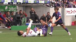 「カード出さんと荒れるぞ」交錯からの“蹴り上げ”疑惑でスタジアム騒然「レッドだろ！」「故意ではないな」ファンの意見は真っ二つ