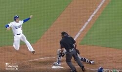 どうなってんの…？ フリーマン、想定外の本塁突入で“まさかの光景”「乱闘かな？w」「角度ヤバい」スライディングの角度がスゴいことになる