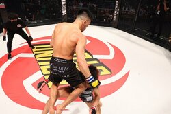 【画像】衝撃の飛びヒザ失神KO