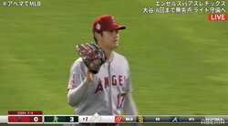 大谷翔平、“うっかり”ミス…投手用グラブでライト守備へ 味方投手が3ラン被弾後にベンチへ急行