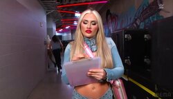 「すごい衣装」大胆女子レスラー、胸元ざっくり超クールビズ姿にファン騒然