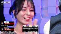 「思わず喜びが漏れる」はにかみポーカー女優の“圧巻の美首”スタイルが話題