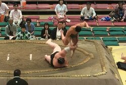 「身体能力バグってる」驚異の“ソップ型”力士、175キロ超巨漢を片足立ちから“ジャンプ”投げ「片足立ちで」「着地も完璧」