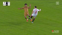 久保建英、強烈“スネ蹴り”喰らい転倒悶絶「大丈夫か？」猛プレスから互いに全力で蹴り合う“相打ち状態”に