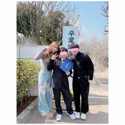 辻希美、子どもたちの3ショット公開「式終わりに希空と学校帰りのせいあが来て」