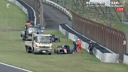 サーキット騒然…“奇跡の復活”元王者のマシンが宙に浮く大クラッシュ 「垂直に落ちて…首痛い」終盤で波乱