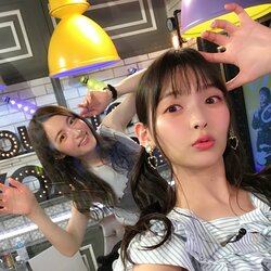 小松未可子と上坂すみれが新スタジオで乾杯！“妖艶”ダミーヘッドマイクで大爆笑!?『声優と夜あそび』
