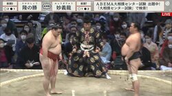 「まだだって！」「あ、すみません」立ち合い“待った”、つっかけた力士が押し返され慌ててペコリ