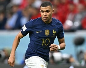 ケインのPK失敗に大喜び！エムバペの“完璧すぎる”表情が話題沸騰！英ファンは怒り「どれだけバカなんだ」【W杯】